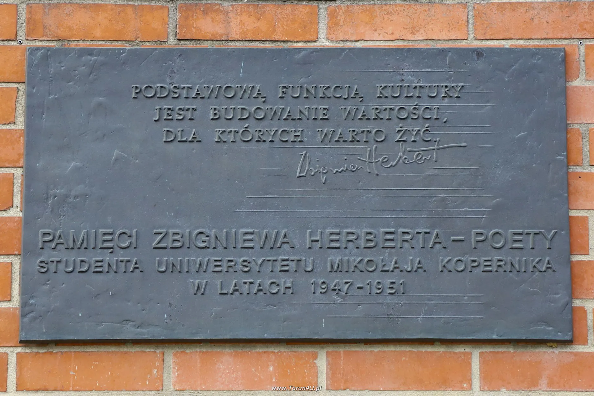 Tablica pamiątkowa Zbigniewa Herberta