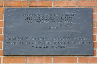 Tablica pamiątkowa Zbigniewa Herberta