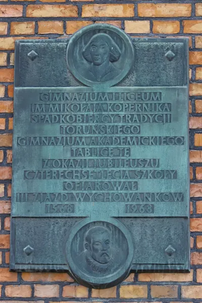 Tablica pamiątkowa Gimnazjum i Liceum im. Mikołaja Kopernika
