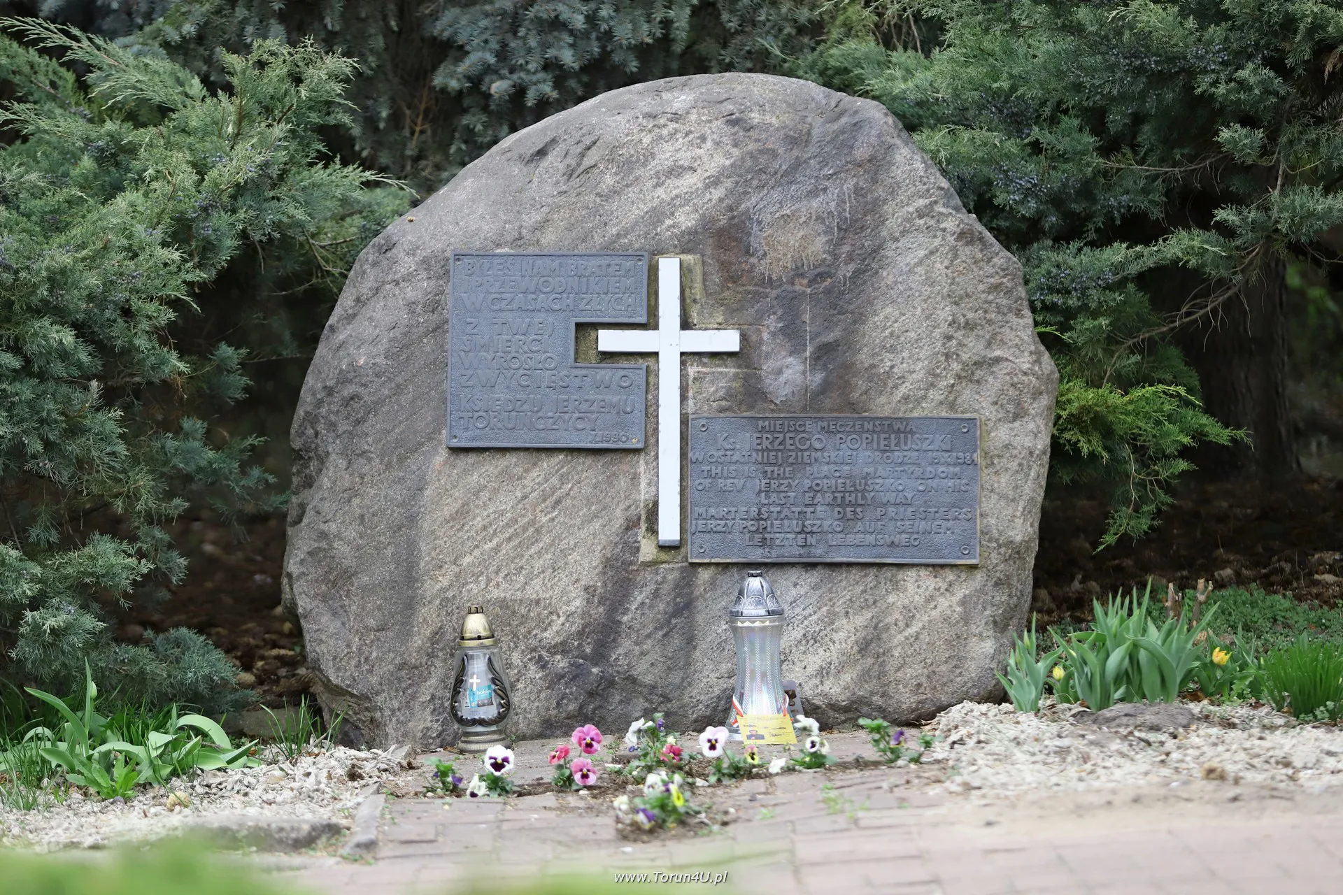 Kamień pamiątkowy męczeństwa ks. Jerzego Popiełuszki