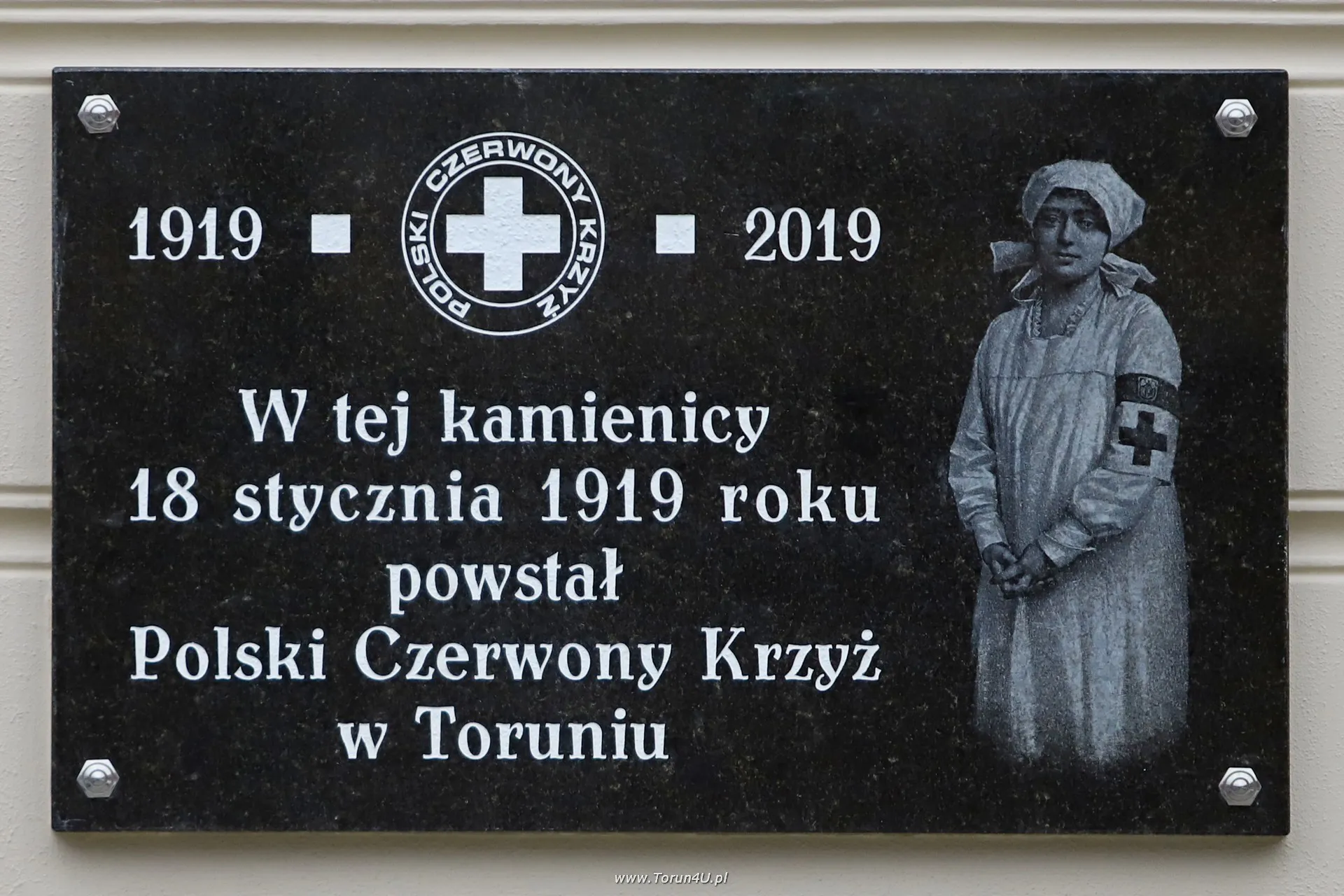 Tablica pamiątkowa Stulecia PCK w Toruniu